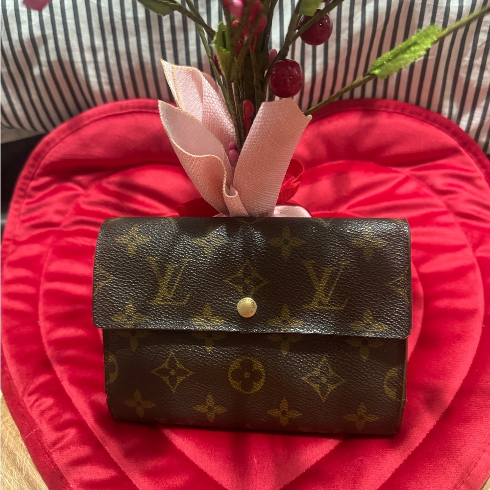 AUTHENTIC Louis Vuitton Monogram wallet